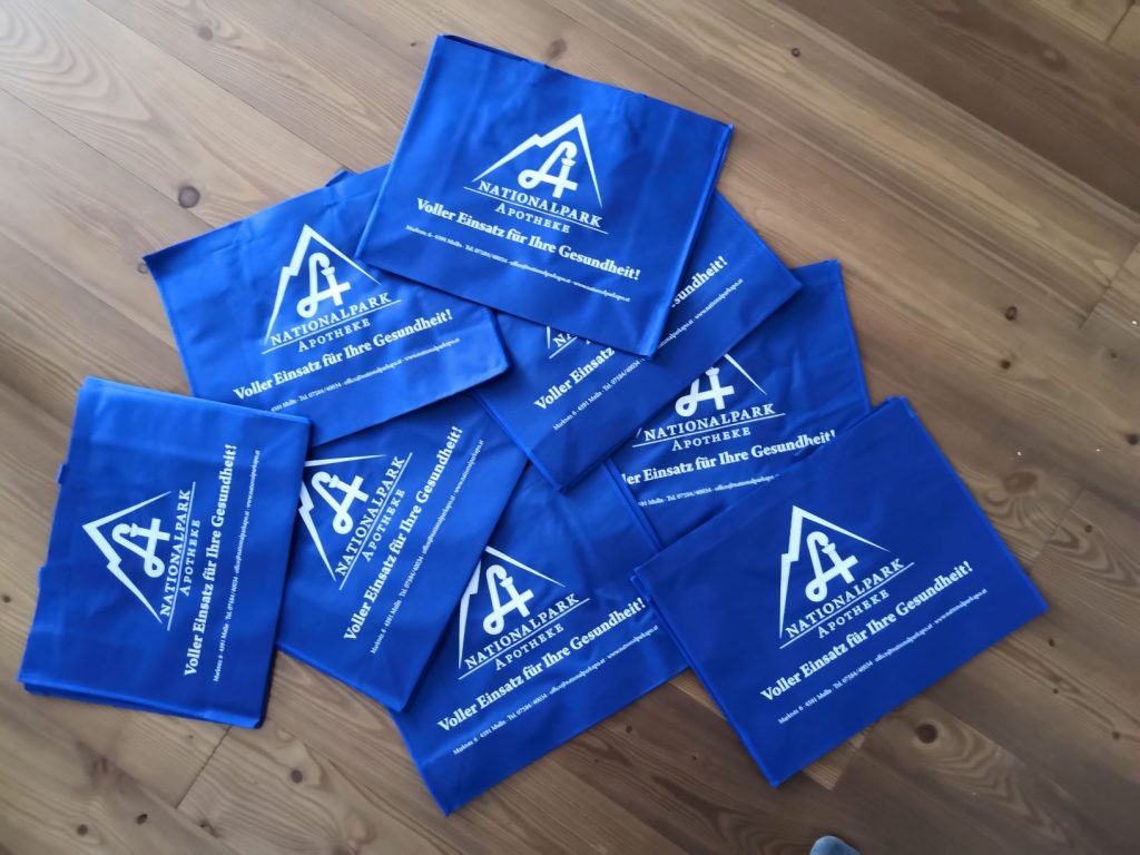 Gratis Einkaufstaschen in der Nationalpark Apotheke Molln klein 2