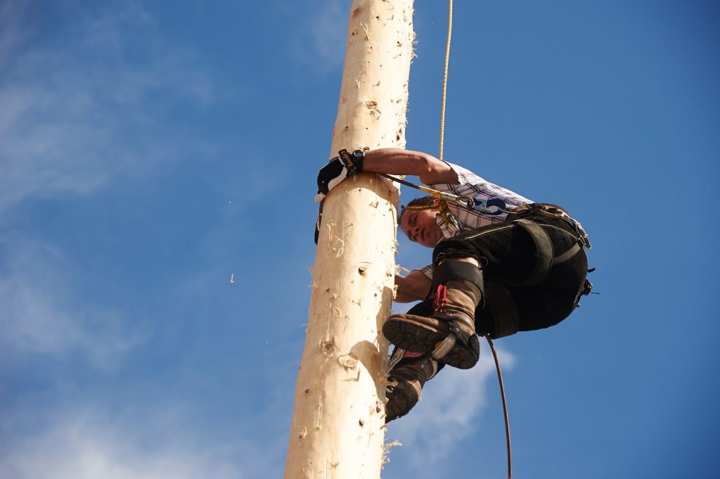 Mai Kirtag Maibaum kraxeln(c)Tman verkl