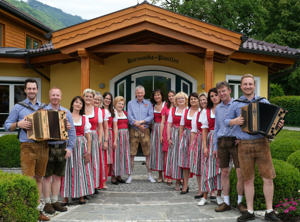 Familie Schwarz mit dem Original Kärntnerland-Team