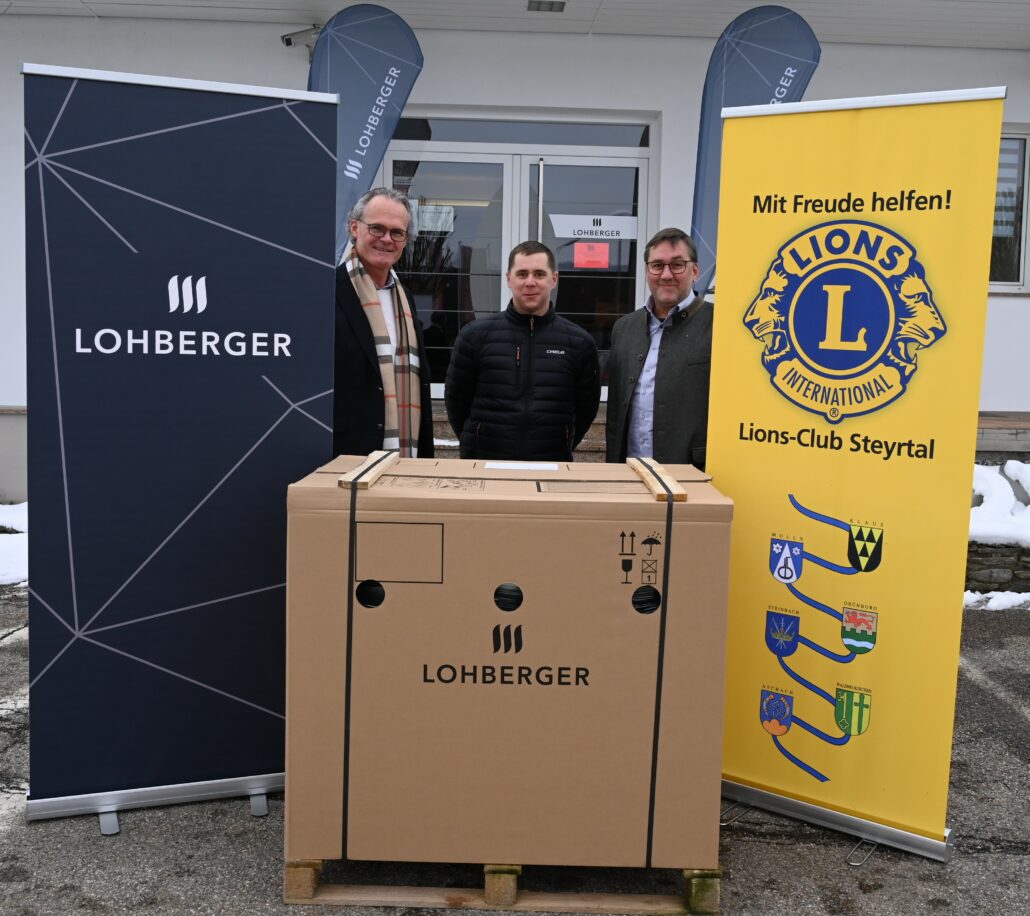 Übergabe des Ofen an Präsident Kurt Plursch und Sekretär Andreas Bachinger durch die Firma LOHBERGER