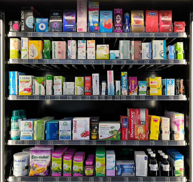 Neuheiten in der 24 Stunden Apotheken-Box vor der Apotheke Molln 100. Billy Boy 3-er Kondome 101. Billy Boy 6-er Kondome 102. Durex Pleasure Ring 104. Durex Perfect Glide Kondome 105. Durex Intense Kondome 106. Viobella SWS Test 107. Clearblue Ultra Frühtest 108. Durex Love Kondome 109. Durex Gleitgel 110. Durex Gleitgel 111. Durex Natural Feeling Kondome 112. Durex Gefühlsecht Kondome 18 Stück 114. Durex Gefühlsecht Kondome 10 Stück 115. Durex Gefühlsecht Kondome 3 Stück 120. Luuf Nasenspray abschwellend 121. Aeromuc Nasenspray 122. Tantills Halspastillen 123. Nasivin Natura 124. Junior Angin 125. Emser Halspastillen Salbei 126. Ems Sinusitis Forte 127. Ems Hustenspray 128. Luuf Nasenfreund Riechstift 129. Brustwohl Balsam 130. Dr. Kottas Abführtee 131. Dr. Kottas Magen- Darmtee 132. Tasectan Duo Kinder 133. Tasectan Erwachsene 134. Easyear Ohrentropfen 135. Hylo Fresh Augentropfen 140. Supamun Akut Sticks 141. Cetebe Abwehr Fit 142. Reloxan bei Sodbrennen 143. Gelo Revoice 144. Ems Halsschmerz Spray Akut 145. Halsgut Zuckerl 146. Luuf Halspastillen 147. Coldamaris Plus Nasenspray 148. Fieberthermometer 149. Bepanthol Lippenpflegestift 150. Bepanthen Wund- und Heilsalbe 151. Lomaherpan Fieberblasensalbe 152. Lysivir Kautabletten gegen Fieberblasen 153. Headex Kopfschmerz Roll on 154. GaviNatura 155. Wepa Heisse Zitrone 156. OB Tampons 157. Mars 160. Kneipp Erkältungsbad 161. Kottas Halstee 162. Kottas Husten- Bronchialtee 163. Nachtruh Forte 164. Kottas Nieren- Blasentee 165. UroAkut 166. Ensbona Teufelssalbe 167. Theiss Husten Lutscher 168. Thermacare flex 169. Thermacare Rücken 170. Perskindol Active Gel 171. Nyda Express 172. Paranix 180. Novalac Pre 181. Emx- Eukal Salbei- Honig 182. Stilaxx Hustenstiller Erwachsene 183. Stilaxx Hustenstiller Kinder 184. Stilaxx Hustenpastillen 185. Stilaxx Drops 186. Mucolaxx Schleimlöser 187. Broncho Stop Kinder Hustensaft 188. Voicla Johannisbeere 189. Antigentest Covid/ Influenza A/B und RSV 190. Spitzwegerichsaft 191. Hustensirup Offizinal 192. Klosterfrau Isländisch Moos Kinderhustensaft 200. Eistee 201. Red Bull 202. Red Bull 203. Red Bull 204. Römerquelle prickelnd 205. Headstart 206. Pringles 207. Pringles 208. Red Bull 209. Red Bull 210. Red Bull 211. Red Bull 212. Red Bull 213. Red Bull