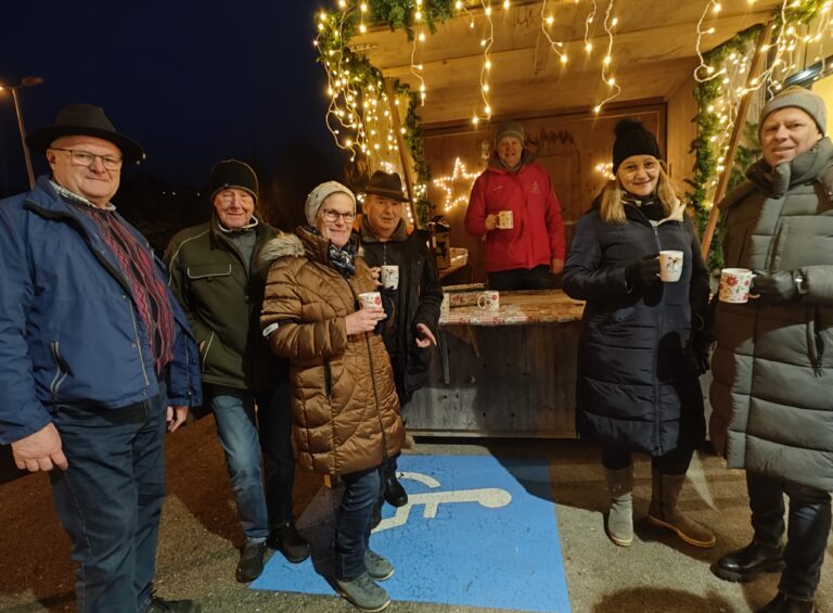 Erfolgreicher Punschstand für die Kinderkrebshilfe
